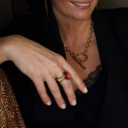 Wiosną soczyście. Pierścionek z oczkiem w bordowym kolorze