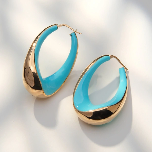 Owalne pozłacane kolczyki z błękitnym akcentem z emalii. ŻYCIE PO WŁOSKU