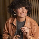 Pozłacane kolczyki-krzyże z białymi kryształkami. JEDNA KRÓLOWA