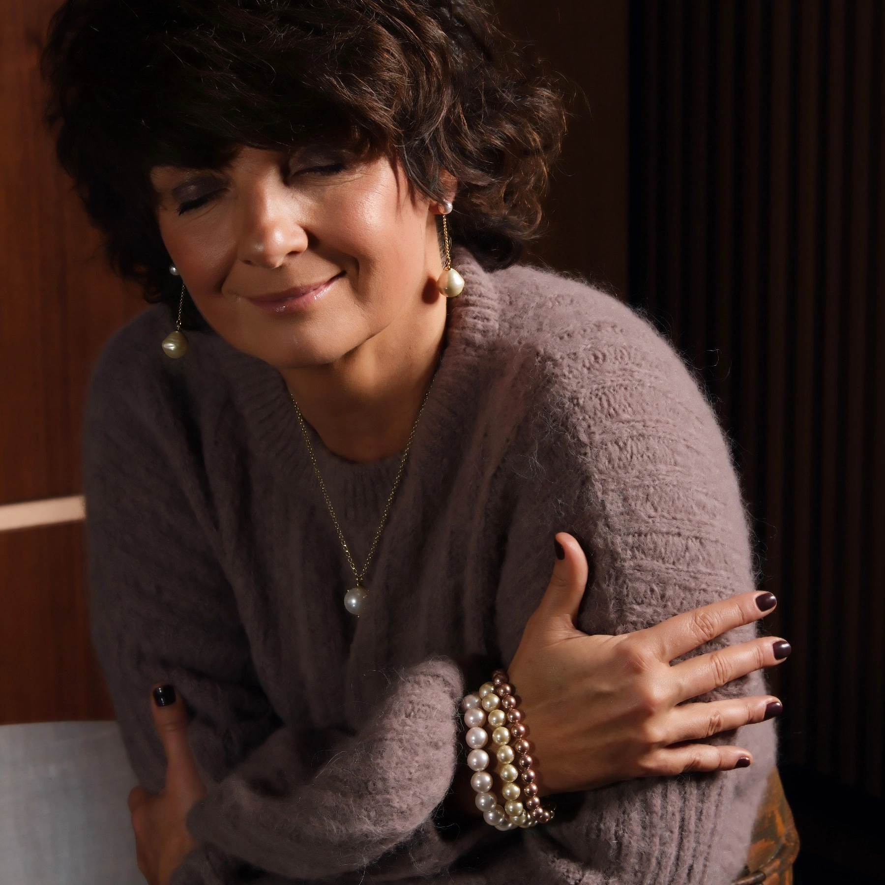 Złocony naszyjnik ze szklaną białą perłą w koronie. SŁOŃCE WE MNIE