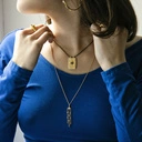 Pozłacany wisiorek z zawieszką trójzębem z cyrkoniami. CODZIENNE RYTUAŁY