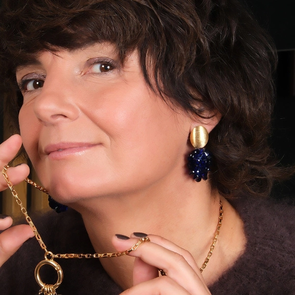 Złocone kolczyki z zawieszką szyszką z kobaltowych cekinów. ISKRY WIECZORU