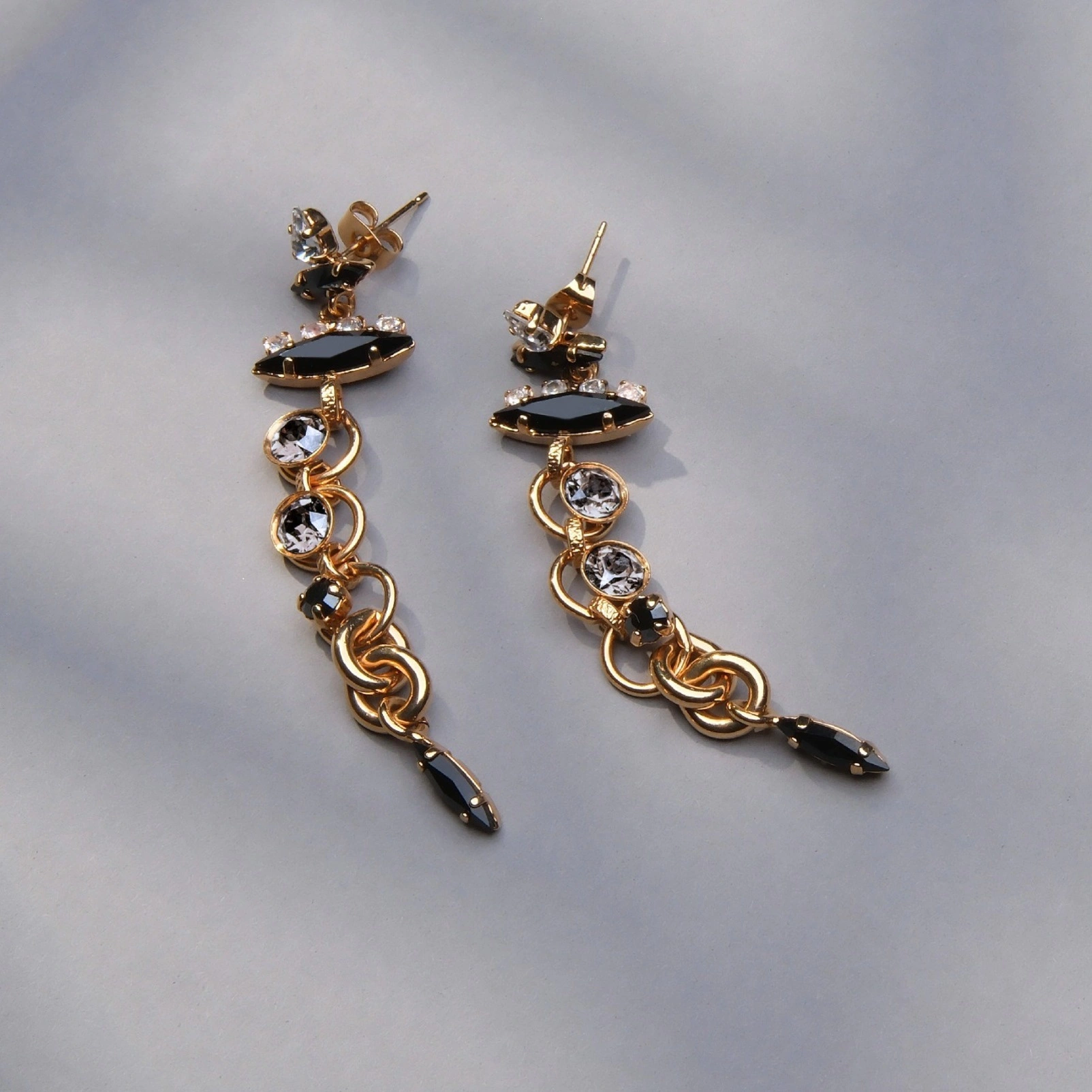 Złocone kolczyki z ogniwami i czarnymi i szarymi kryształami. DIAMENTY SĄ WIECZNE