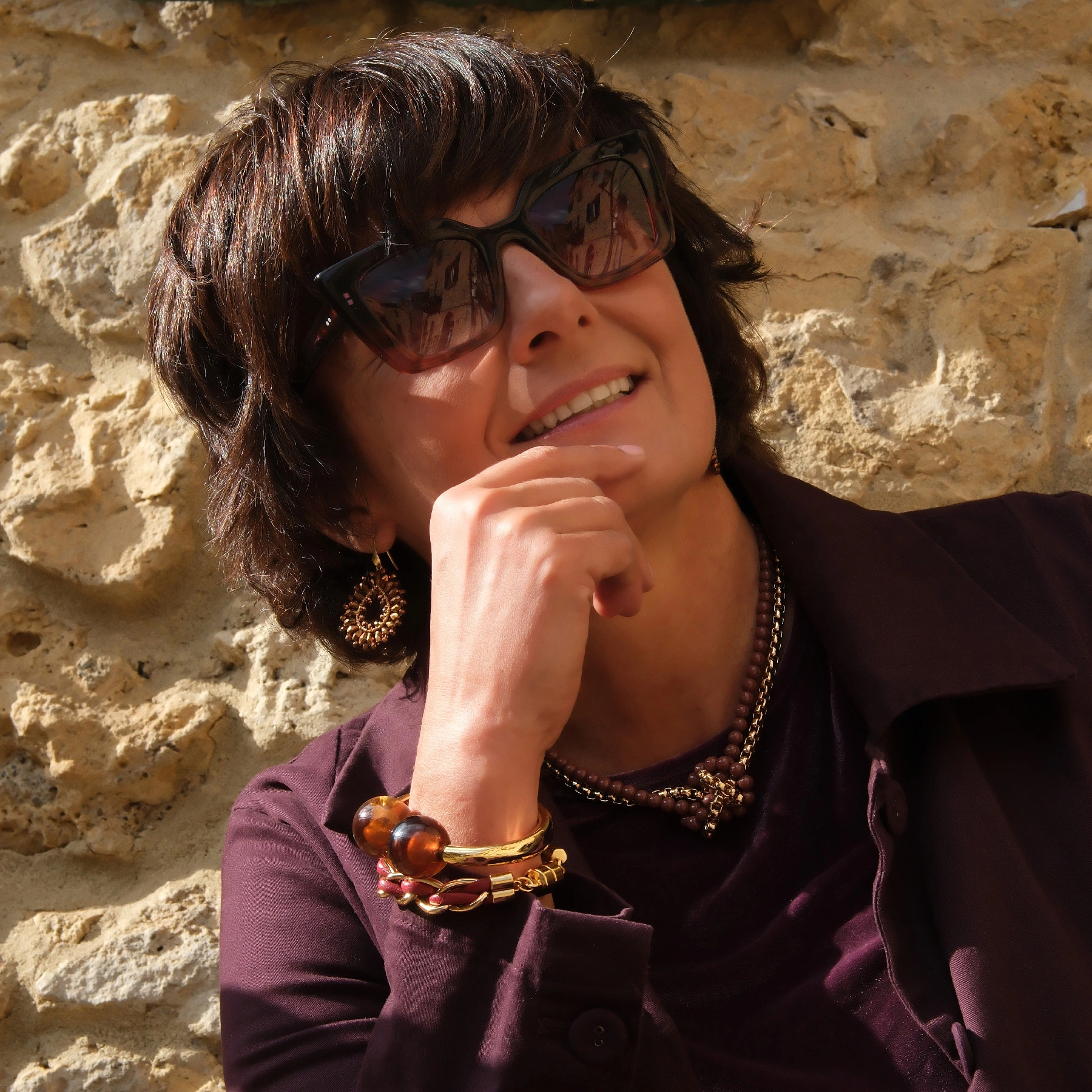 Złocona bransoletka z rzemykiem w tonie cabernet. VINO CABERNET