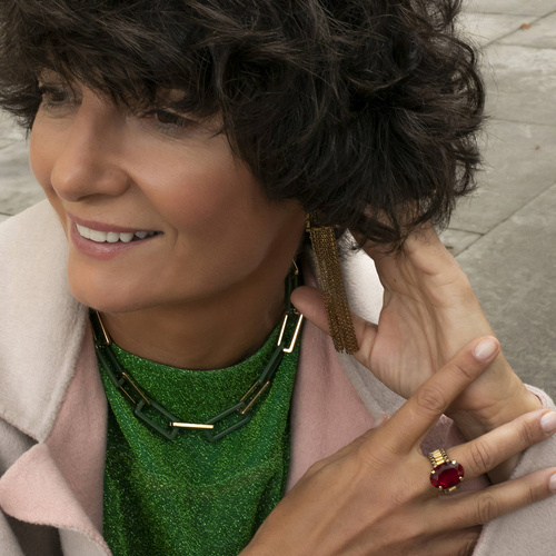 Wiosną soczyście. Pierścionek z oczkiem w bordowym kolorze