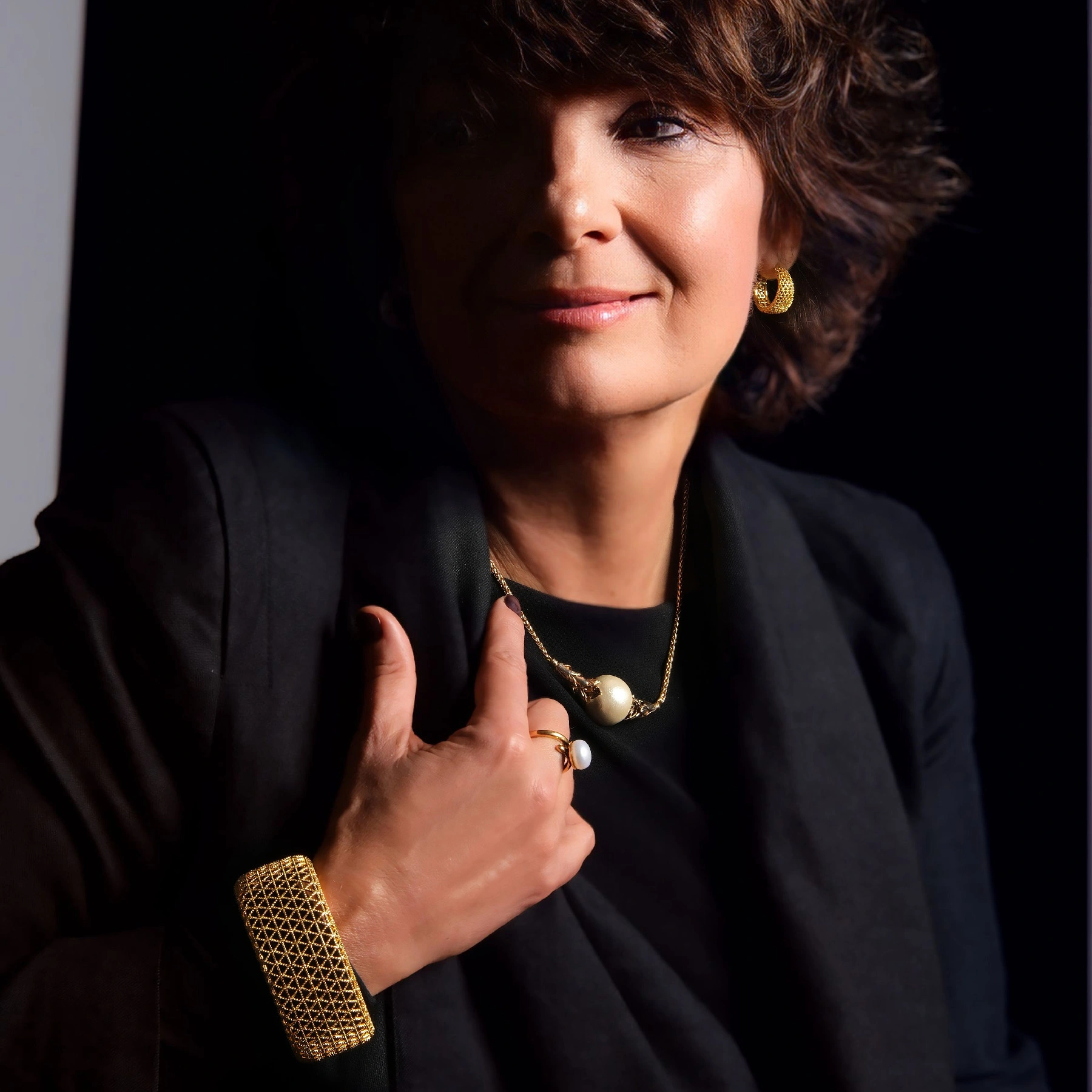 Szeroka złocona bransoletka z ażurowym wzorem. TWOJA PRZESTRZEŃ