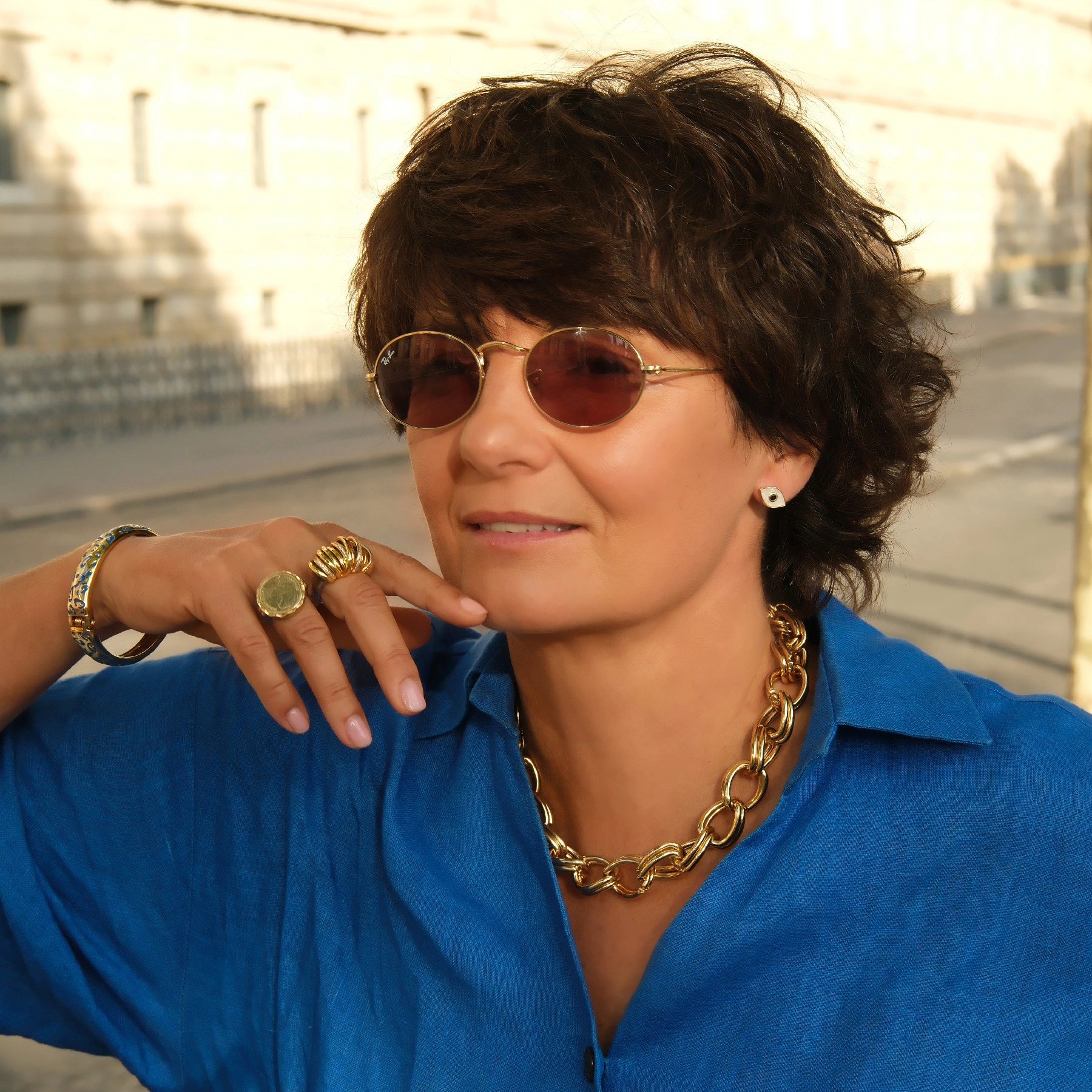 Sztywna pozłacana bransoletka z niebieskimi cętkami pantery. NIEBIESKA PANTERA