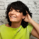 Uwielbienie geometrii. Kolczyki wkrętki z szarym kryształkiem