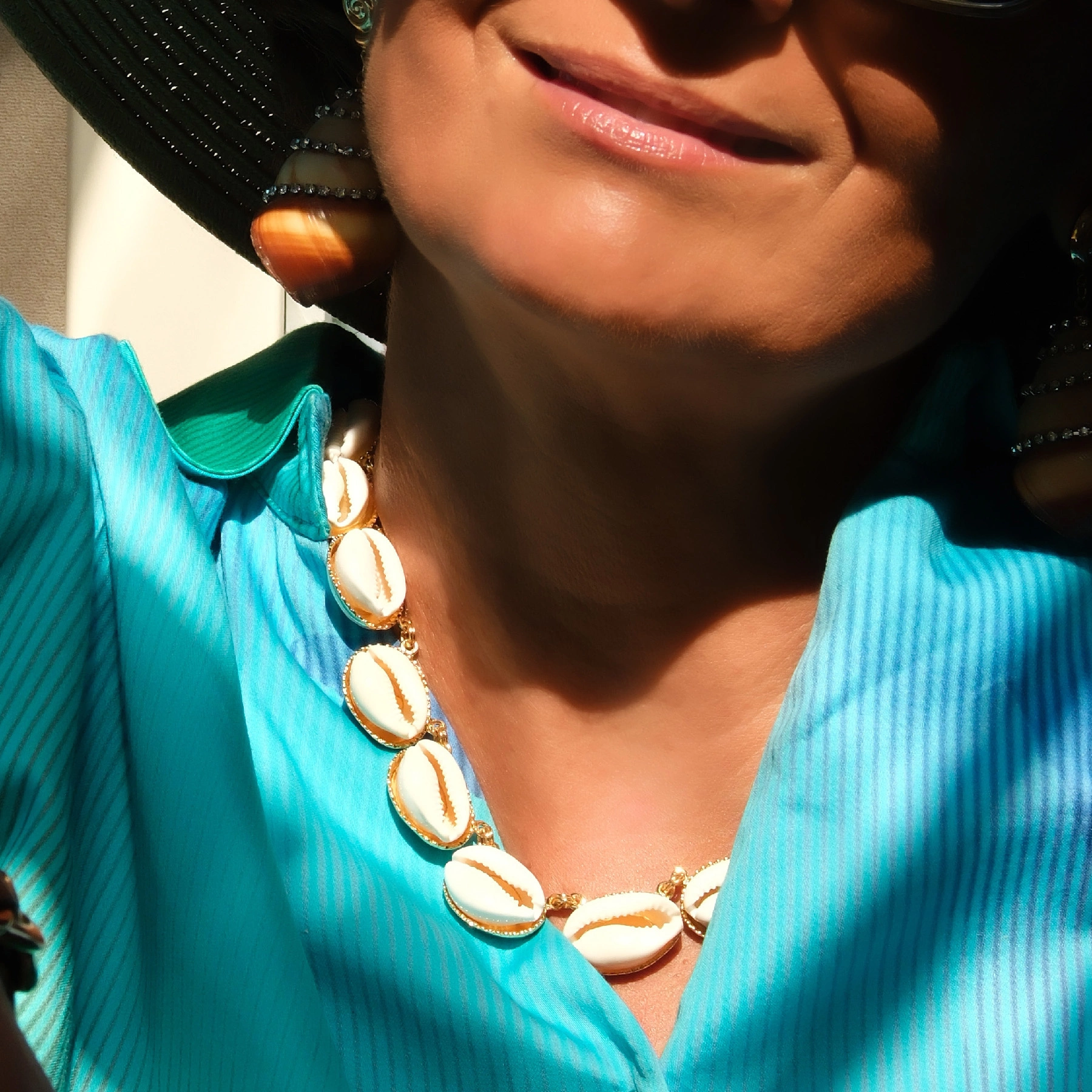 Pozłacane kolczyki z muszlą osadzoną w łańcuszkach. ECHO OCEANU