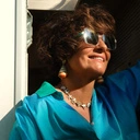 Pozłacane kolczyki z muszlą osadzoną w łańcuszkach. ECHO OCEANU