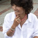 Krótki naszyjnik z malinowych koralików i białych perełek. MUCHACHA