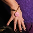 Złocona bransoletka z różową zawieszką z drzewem. RÓŻOWY SAD