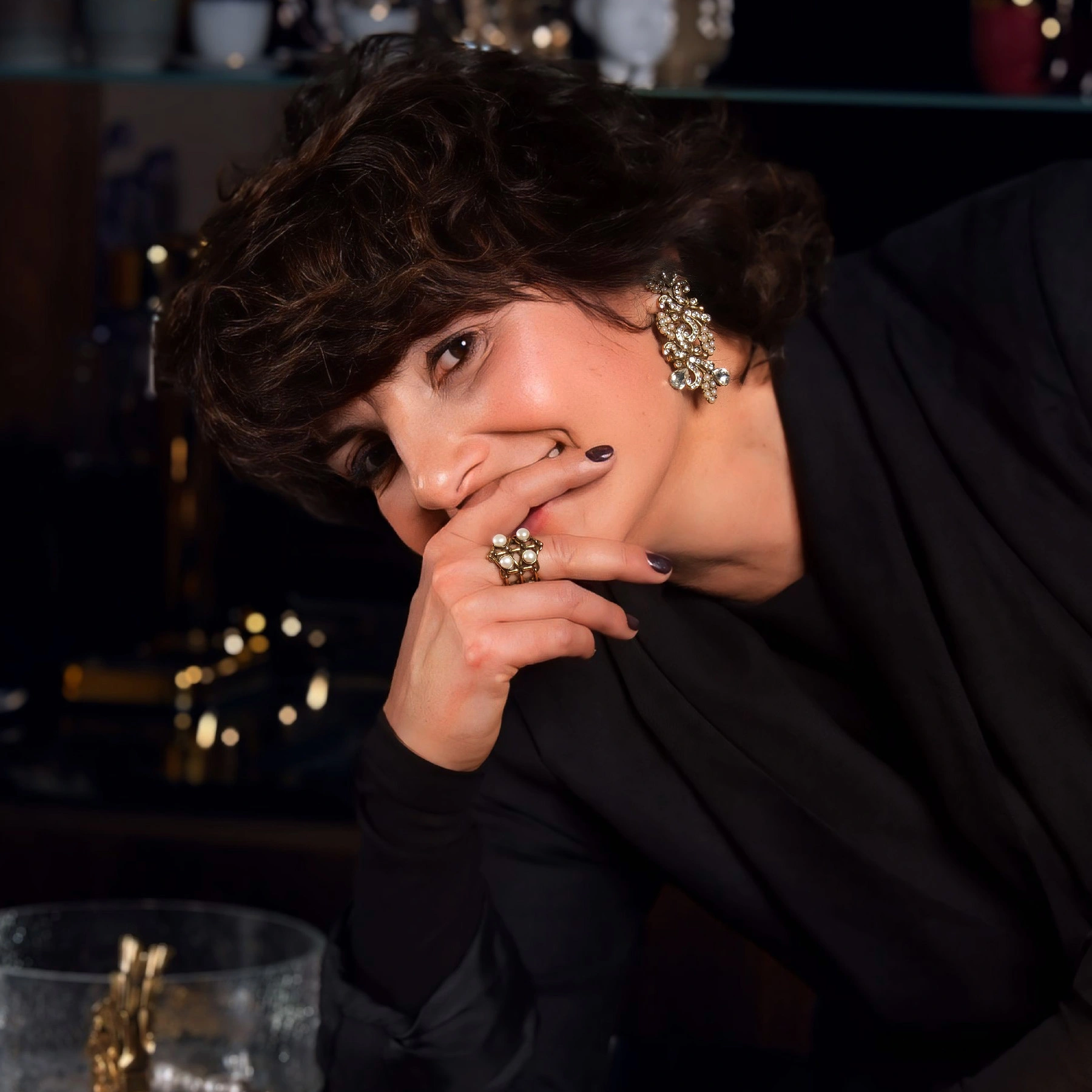 Złocony ażurowy pierścionek z czterema perełkami. LIZ