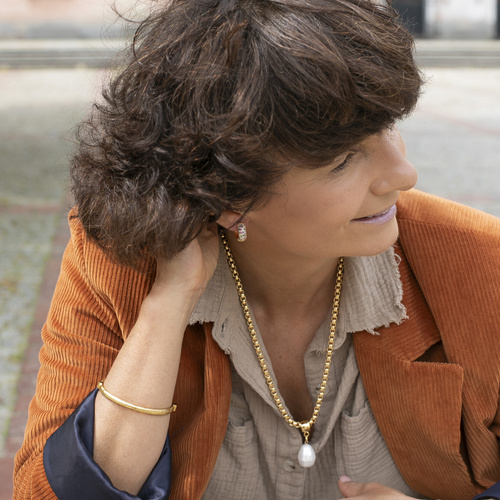 PERLA DE ALEGRÍA. Un colgante en una cadena con una perla.