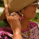 Krótki naszyjnik łańcuch z prostokątnymi ogniwami. KADRY POWIETRZA