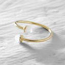 CON AGRADECIMIENTO. Un anillo delicado con bolas blancas.