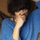 Kolczyki koła ozdobione niebieskimi kryształami. OCZY NA MNIE