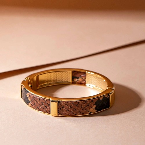 Sztywna złota bransoletka z motywem skóry węża. MAM MOC