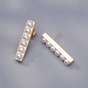 Pozłacane kolczyki ze szklanymi perełkami w bieli. SŁONECZNE WIBRACJE