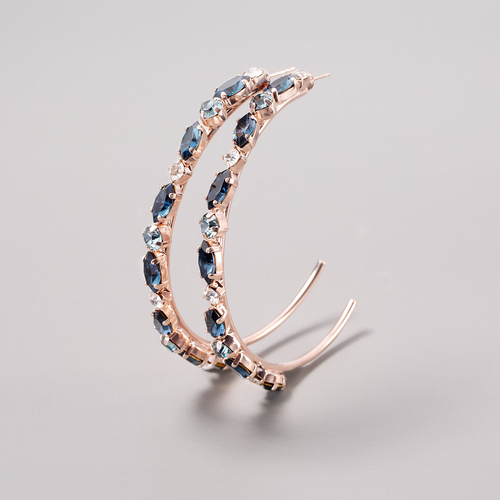 Wszystkie oczy zwrócone na mnie. Kolczyki koła