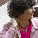 Kolczyki wiszące z rubinowymi i białymi kryształkami. BEZA Z TRUSKAWKAMI