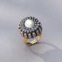 Pierścionek z perłą w oprawie z czarnych łańcuszków. ŚWiT W UMBRII