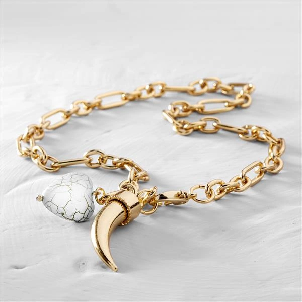 Naszyjnik na pozłacanym łańcuchu z sercem i rogiem. ACRE