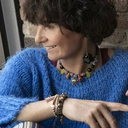 Długie pozłacane kolczyki wiszące z czarnymi kwiatami. MONTAUK