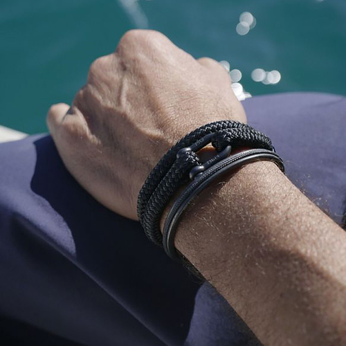 PARA UN HOMBRE CON PASIONES. Pulsera negra con grillete