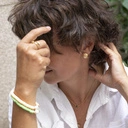 Bransoletka na gumce z perłą i pomarańczowymi koralikami. BRZOSKWINKA