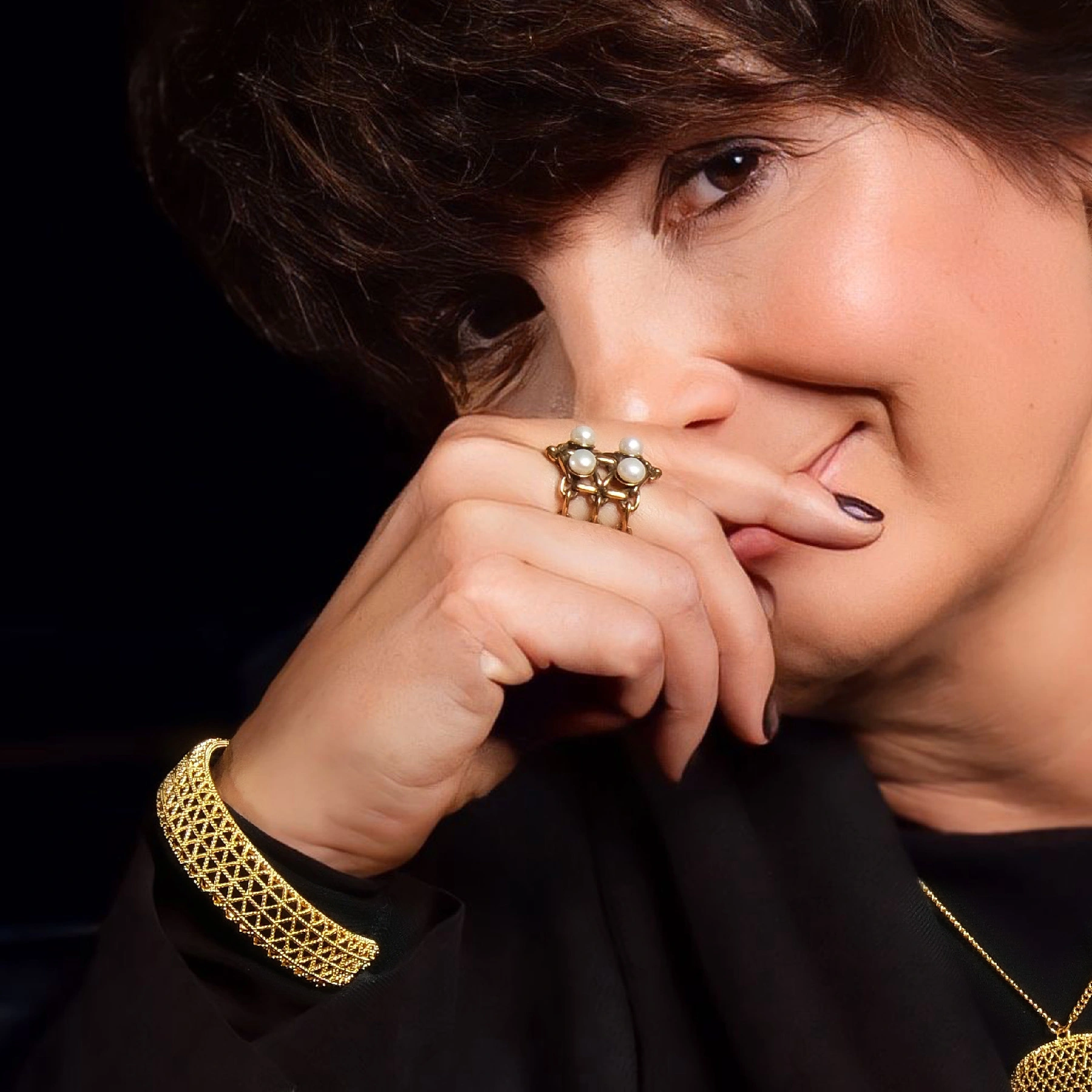 Złocony ażurowy pierścionek z czterema perełkami. LIZ