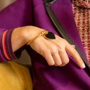 Sztywna złota bransoletka zdobiona czarnym sercem. MOJA MIŁOŚĆ