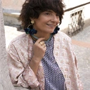 Pozłacane kolczyki koła z ciemnymi kwiatami z tkaniny. TAJEMNICZY OGRÓD