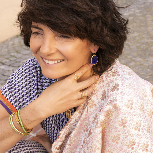 CON AGRADECIMIENTO. Un anillo delicado con bolas blancas.