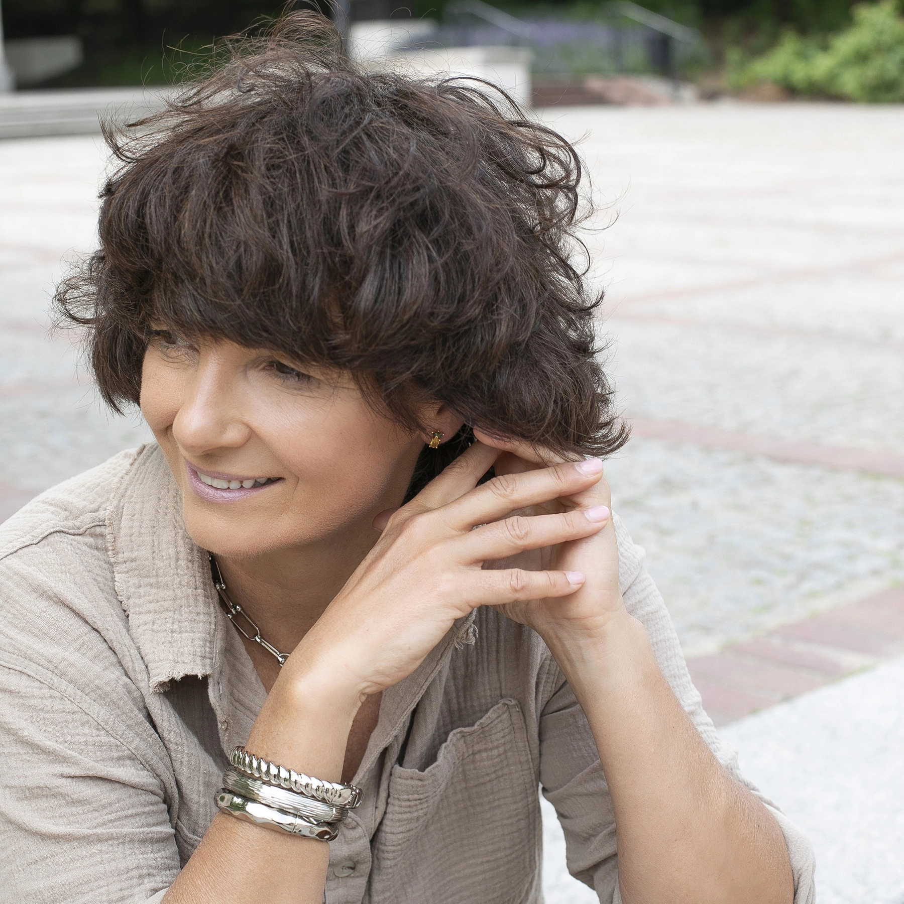 Sztywna srebrzona bransoletka o wytłaczanej powierzchni. SILVER MOON