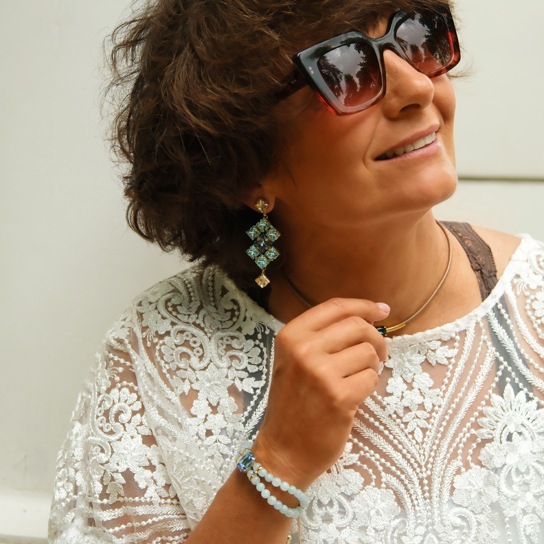 Pozłacane kolczyki wiszące z kryształami w formie rombów. ZACHÓD W PORCIE JAFFA