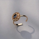 Mały pierścionek z niebieskim i szampańskimi kryształkami. ZŁOTA ESKORTA