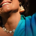 Pozłacane kolczyki z muszlą osadzoną w łańcuszkach. ECHO OCEANU