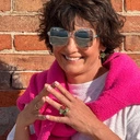 Pozłacane kolczyki z kwiatkiem emaliowanym na zielono. NA ZIELONEJ ŁĄCE