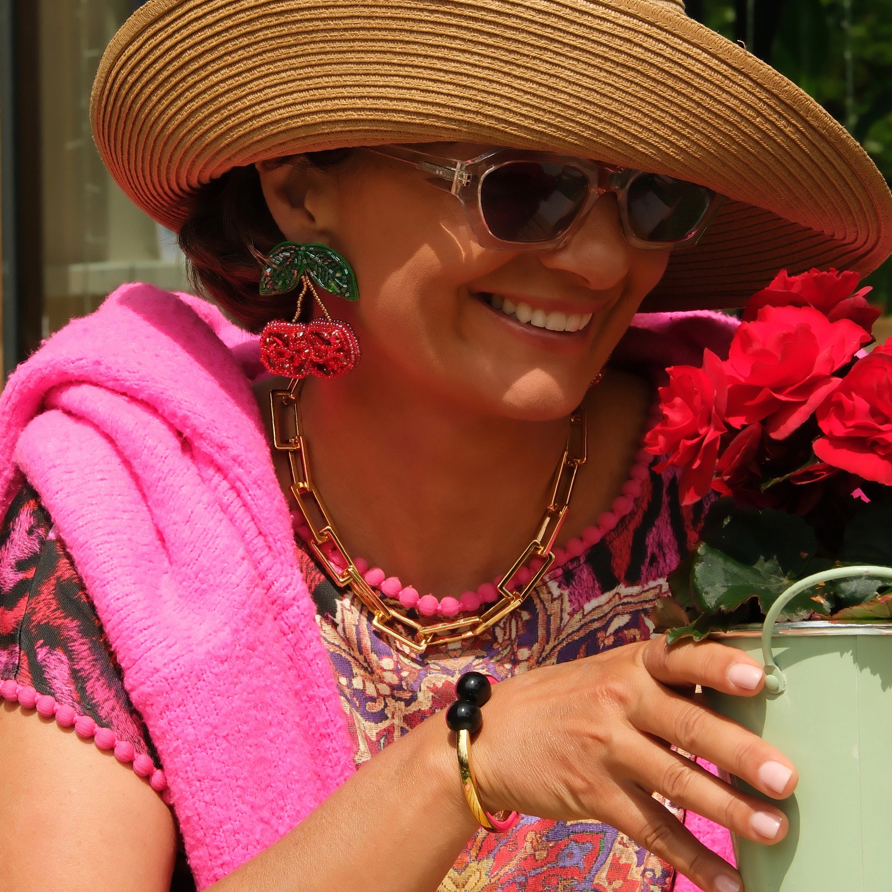 Sztywna otwarta bransoleta z lekkimi czarnymi kulami. DLA KOBIETY BIZNESU