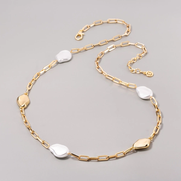 Złocony naszyjnik na łańcuchu z dekorami z masy perłowej. SŁOŃCE W OBŁOKACH