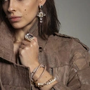 Pozłacane kolczyki-krzyże z białymi kryształkami. JEDNA KRÓLOWA