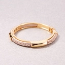 Sztywna złocona bransoletka z różówą połyskującą gumą. SZAMPAN