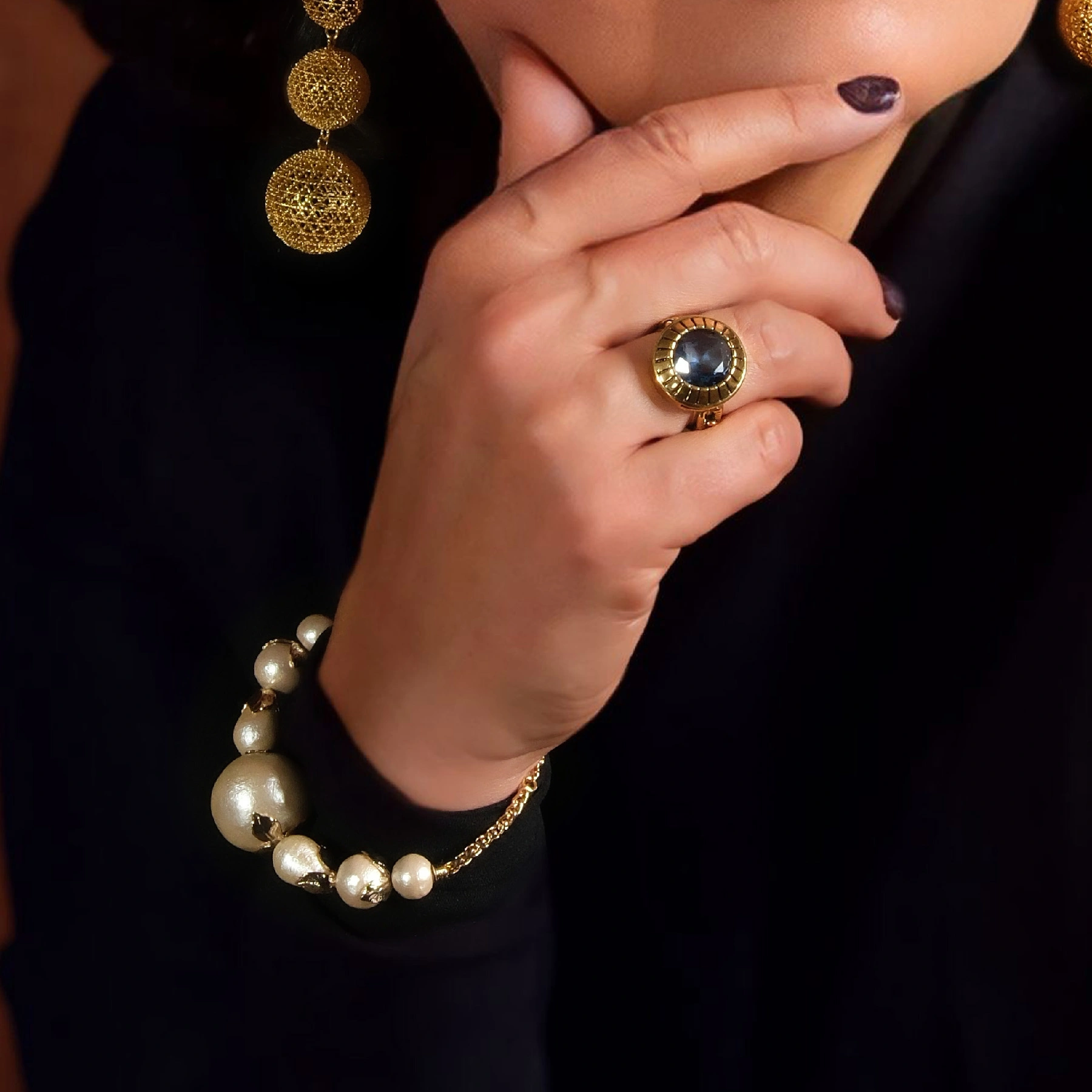 Duży pierścionek z niebieskim kryształem. NIEBIESKIE OCZY