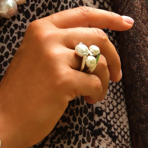 Posrebrzany pierścień ze szklanymi perłami Majorka. TRZY OBIETNICE