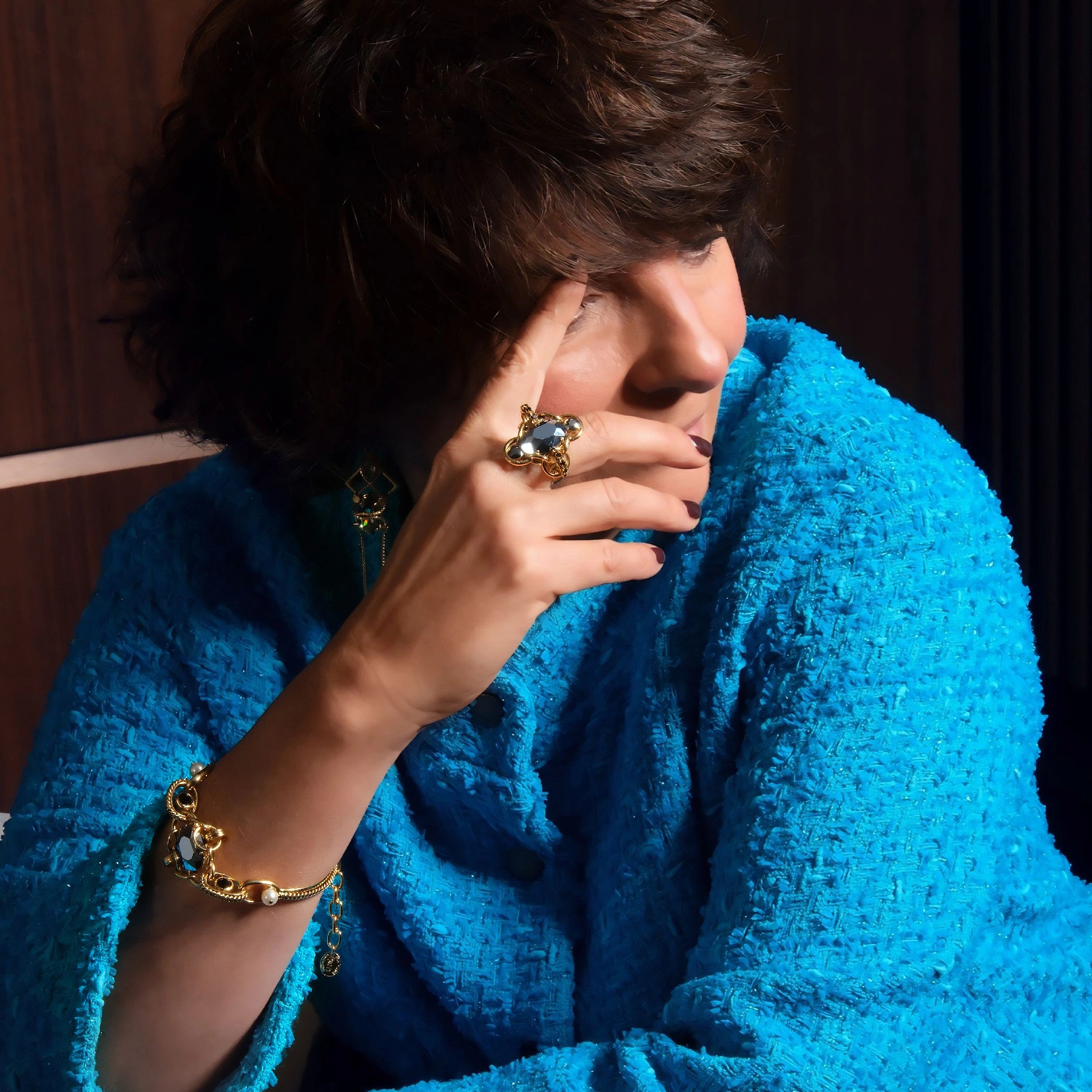 Złocony pierścionek z kryształami w kolorze montana. PARYSKIE NOCE