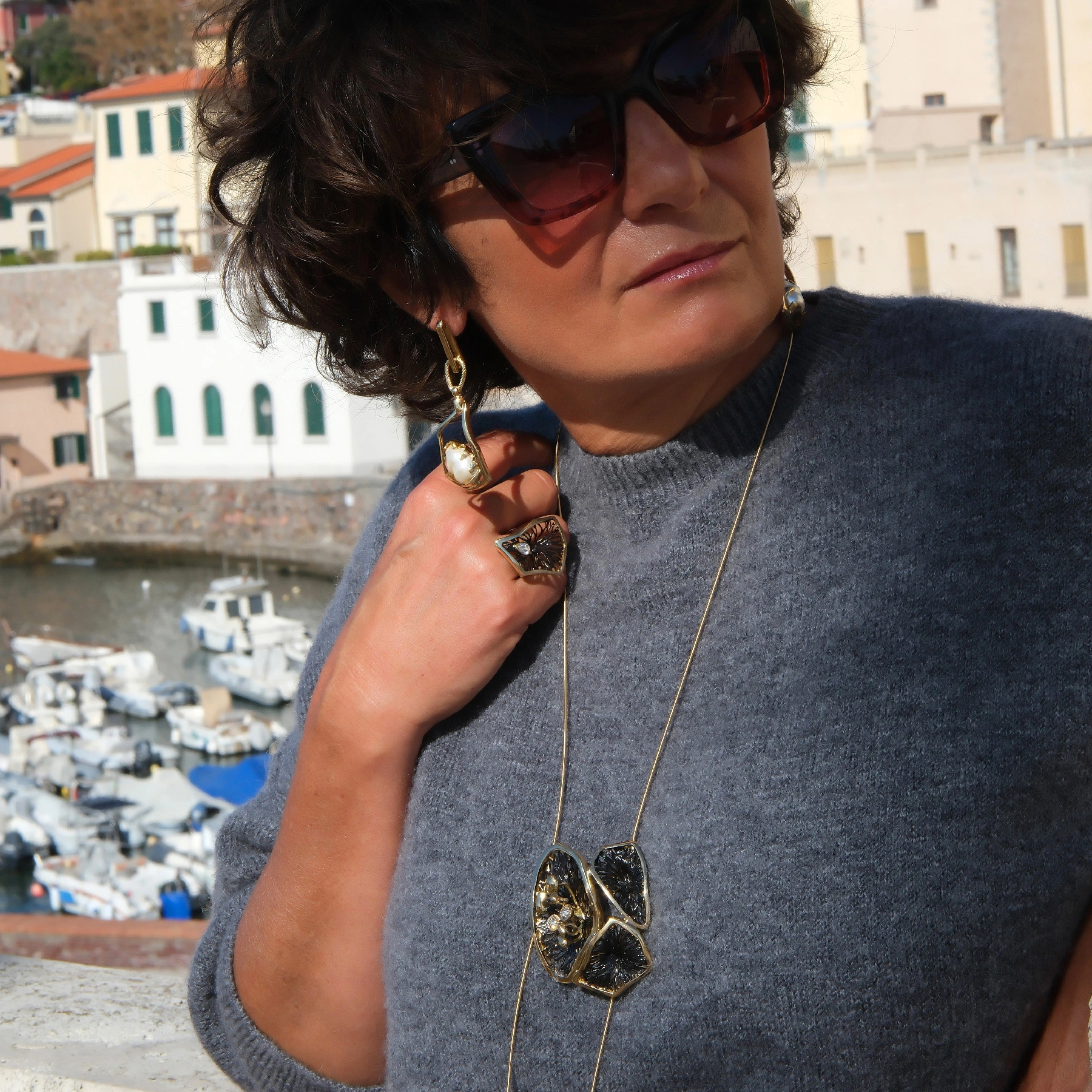 Regulowany pierścionek z ażurowym czarnym dekorem. PRZELOTNY ROMANS