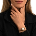 Złocona bransoletka z perłą bawłenianą w objęciu liści. PERŁA RIWIERY