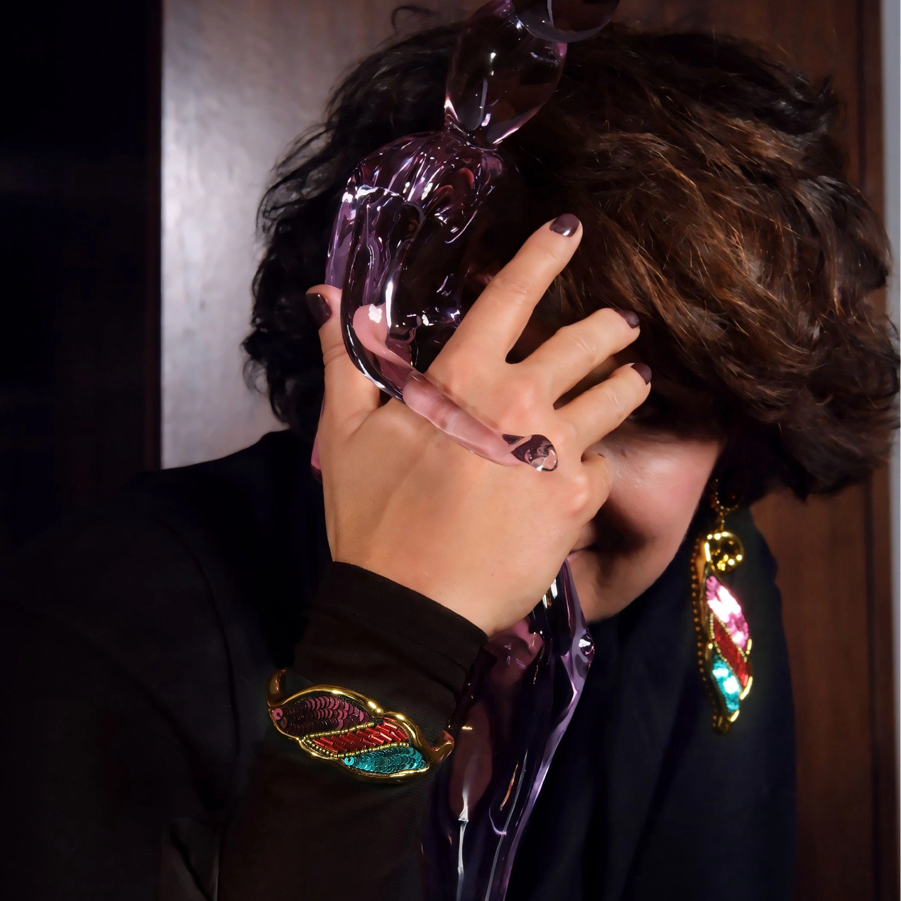 Złocone klipsy z rozetą i muszlą z cekinami i koralikami. OCEAN NAMIĘTNOŚCI