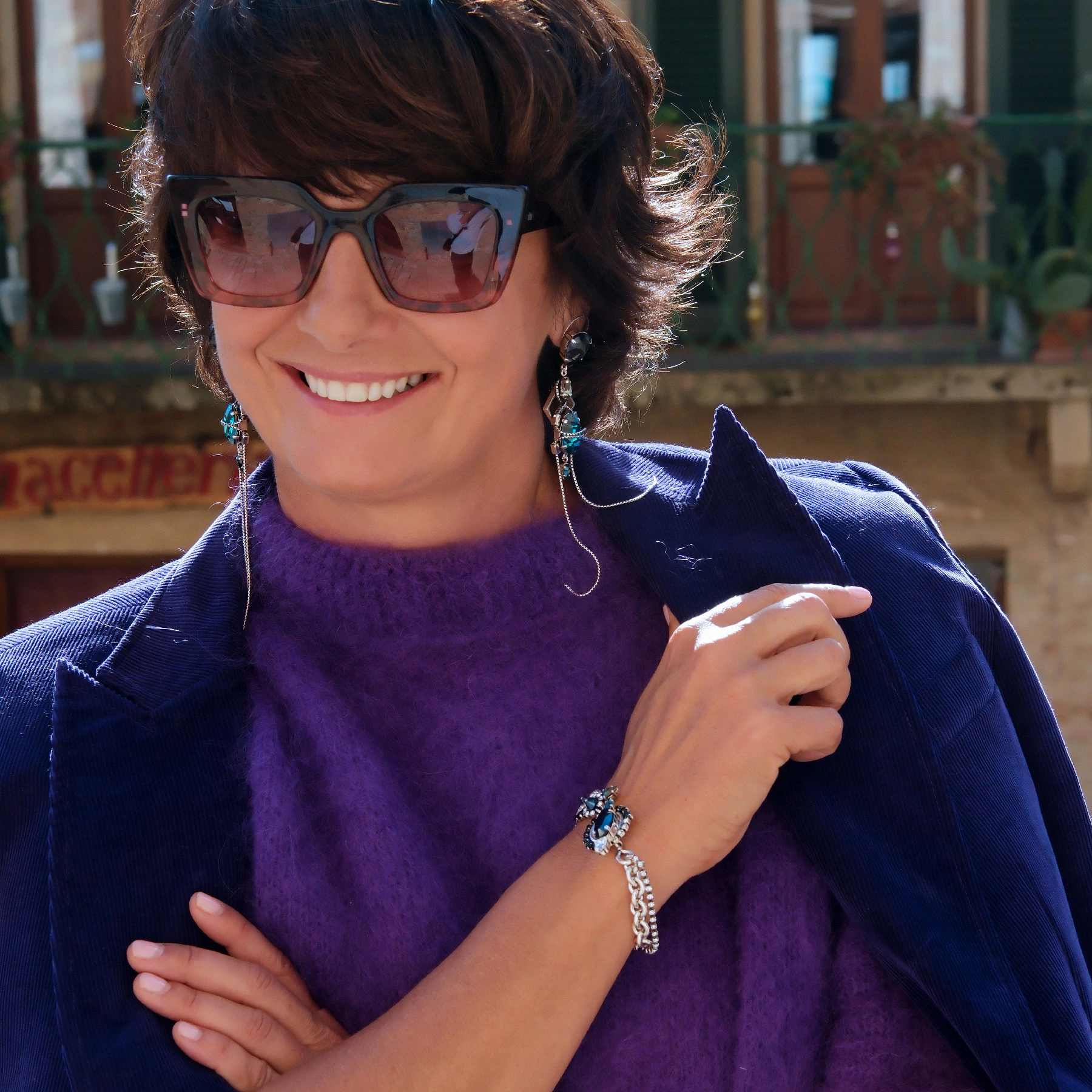 Bransoleta w srebrze z białymi i niebieskimi kryształkami. JESTEM NIEZALEŻNA